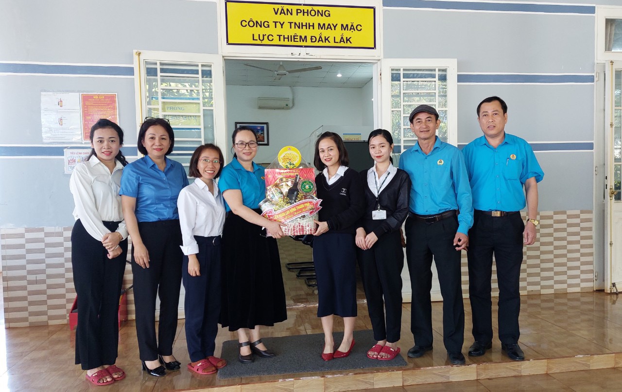 Thường trực Liên đoàn Lao động TP. Buôn Ma Thuột thăm, chúc Tết công nhân lao động trực tiếp sản xuất tại các doanh nghiệp chưa có tổ chức công đoàn trên địa bàn thành phố.